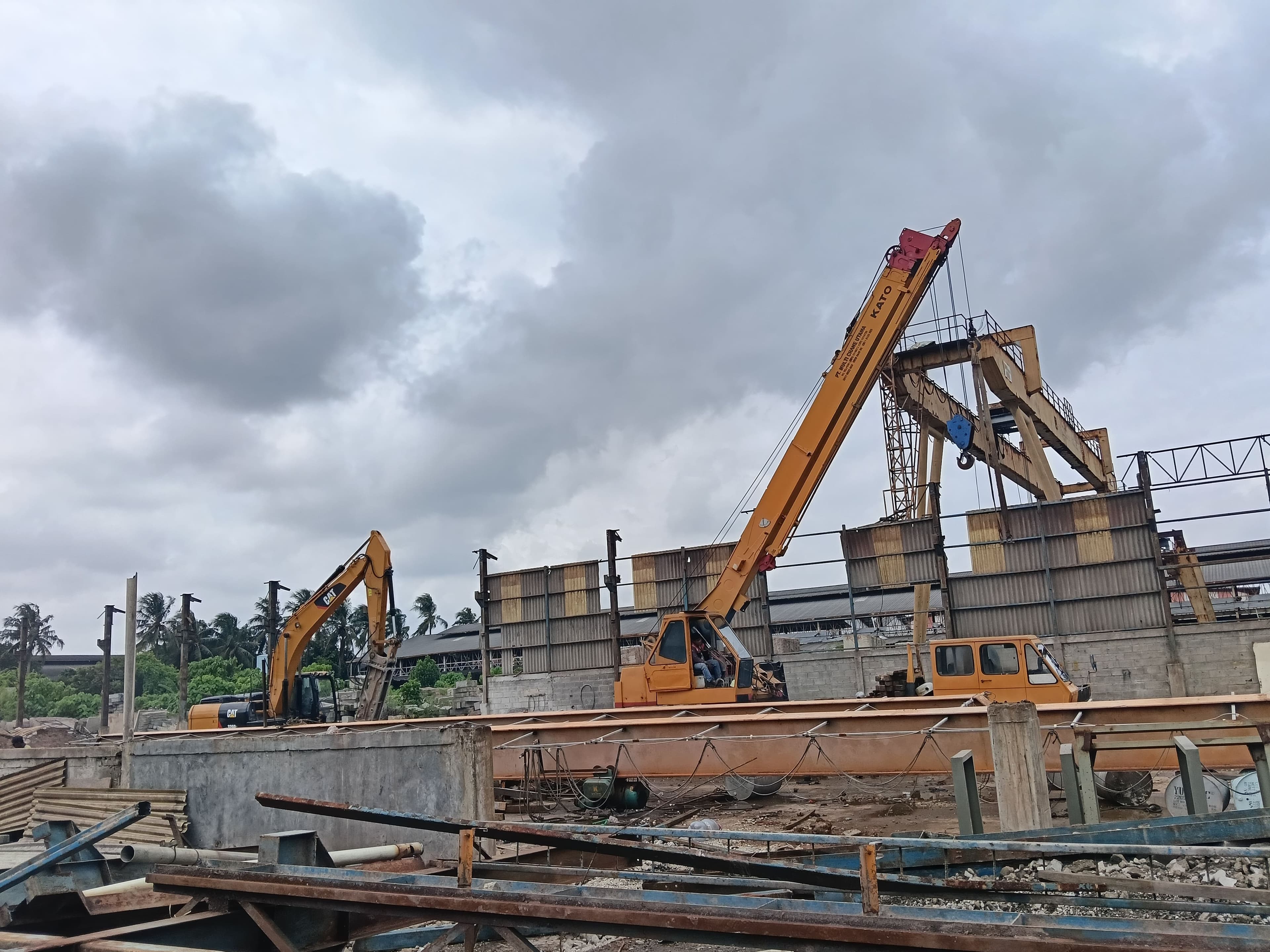 Proyek bongkar pabrik skala besar